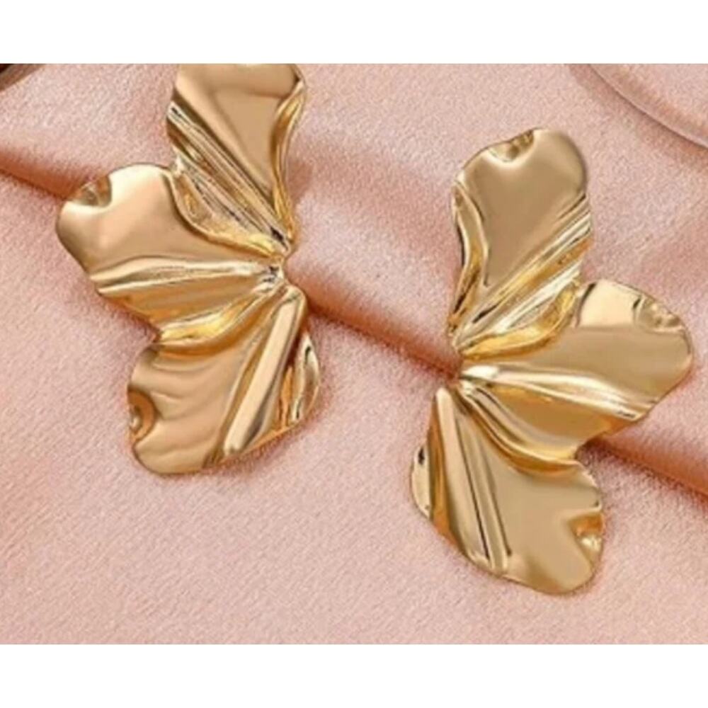 $78 SHASHI x Revolve Sophia Gold Floral Earrings NWT